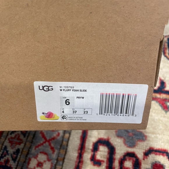 UGG SLIPPERS (NWT) - Picture 2 of 3